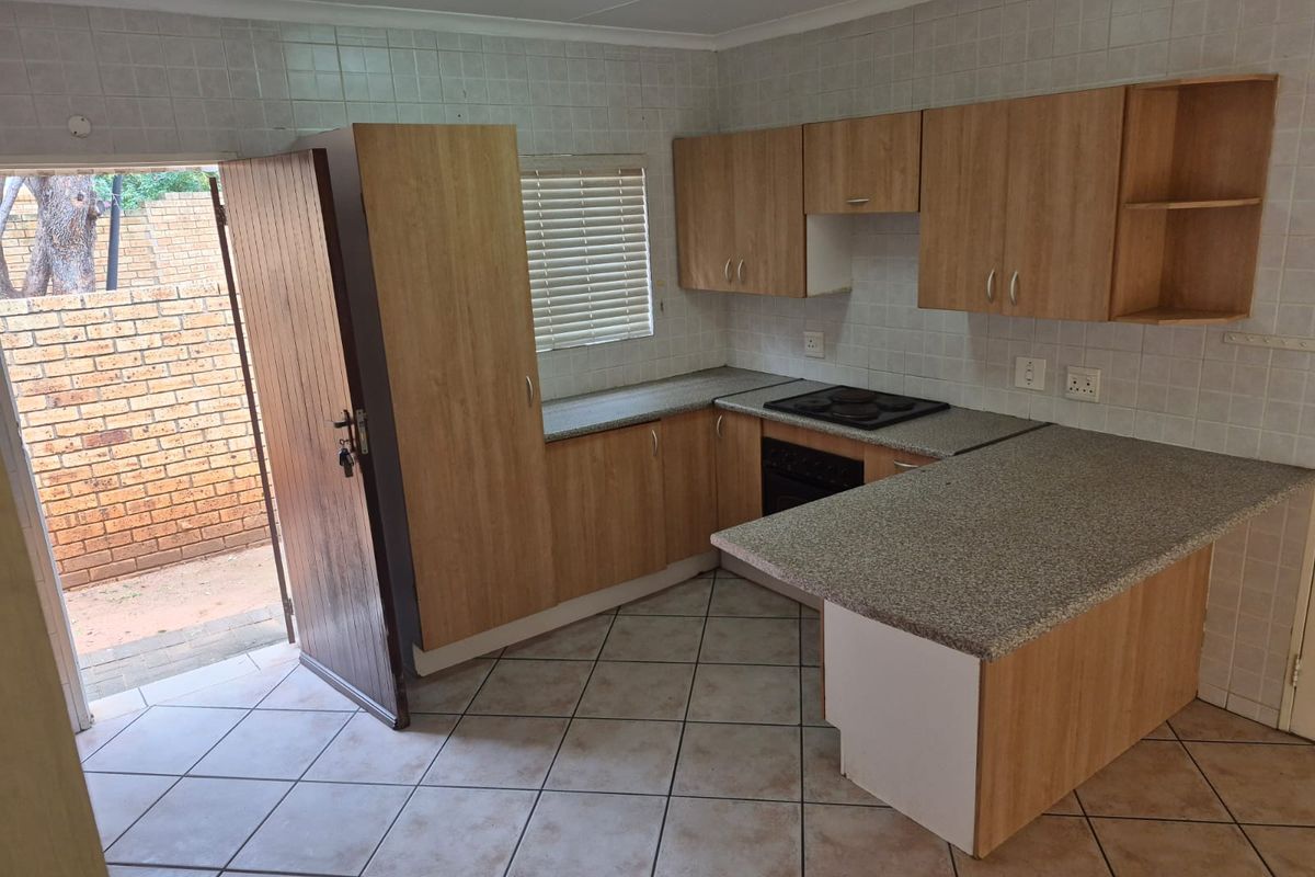 Townhouse Rental Monthly In Rustenburg - Photo 5