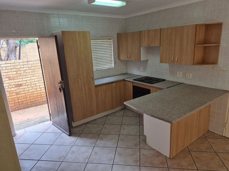 Townhouse Rental Monthly In Rustenburg - Photo 5