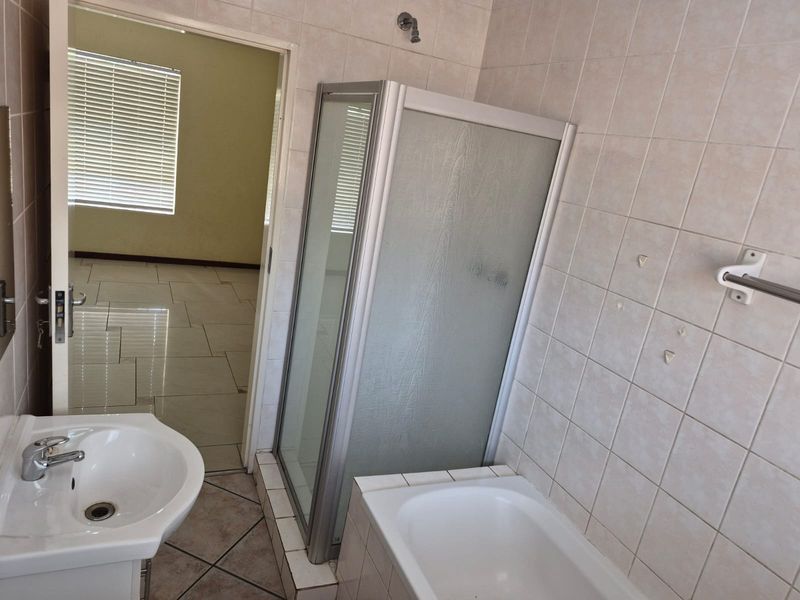 Townhouse Rental Monthly In Rustenburg - Photo 9