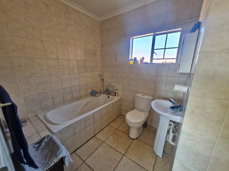 Townhouse Rental Monthly In Rustenburg - Photo 10