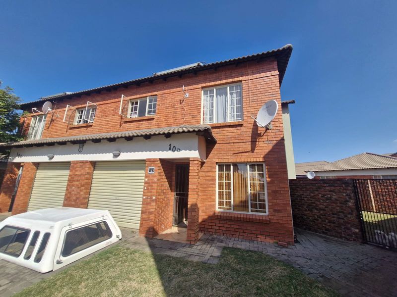 Townhouse Rental Monthly In Rustenburg - Photo 1