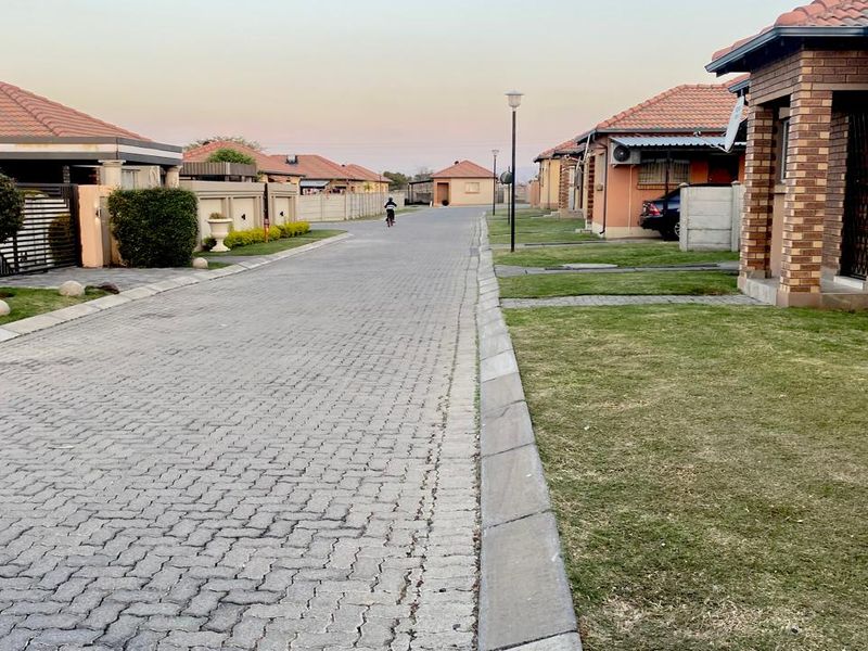 Townhouse For Sale In Rustenburg - Photo 5