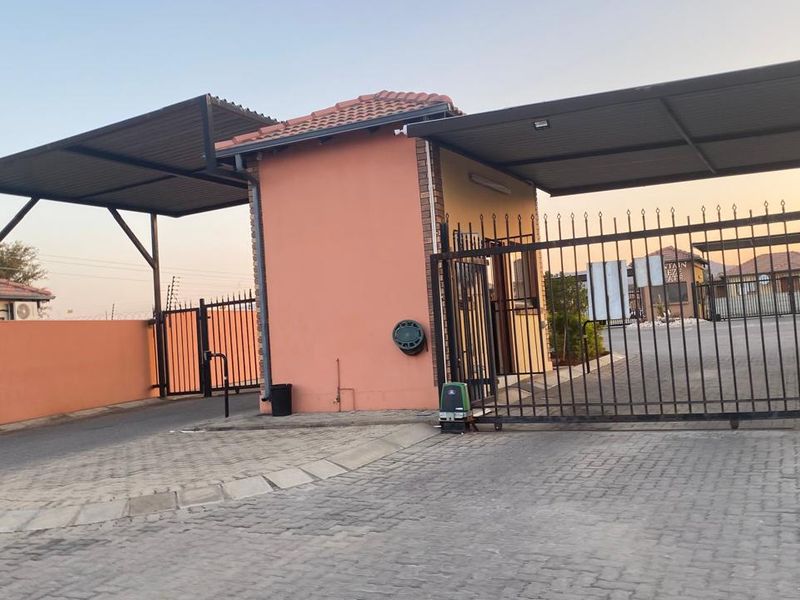 Townhouse For Sale In Rustenburg - Photo 9