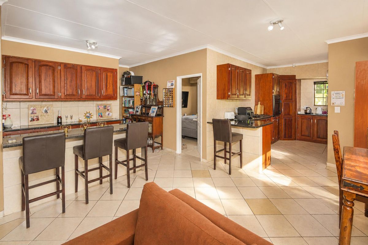 4 Bedroom Townhouse with Private Garden in Safari Gardens - Photo 4