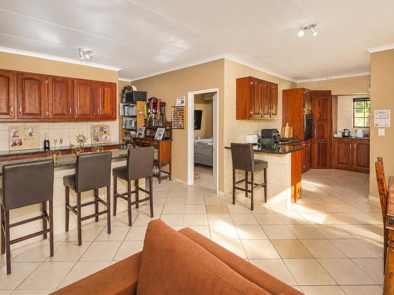 4 Bedroom Townhouse with Private Garden in Safari Gardens - Photo 4