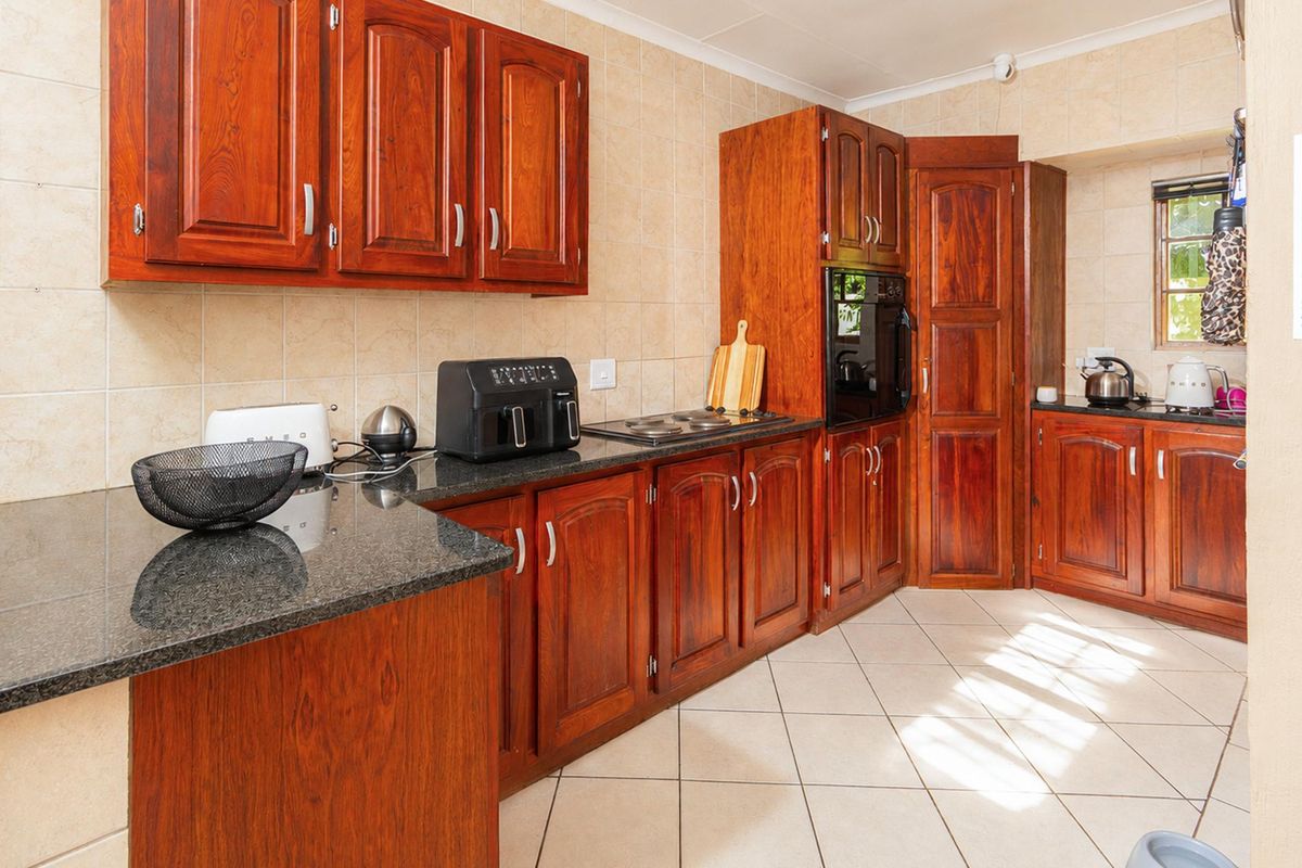 4 Bedroom Townhouse with Private Garden in Safari Gardens - Photo 2