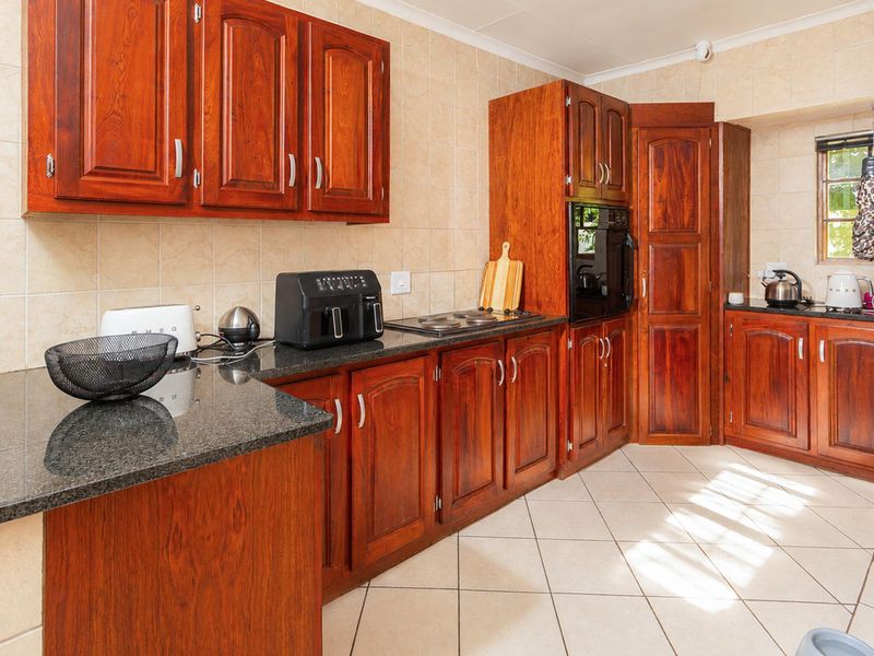 4 Bedroom Townhouse with Private Garden in Safari Gardens - Photo 2