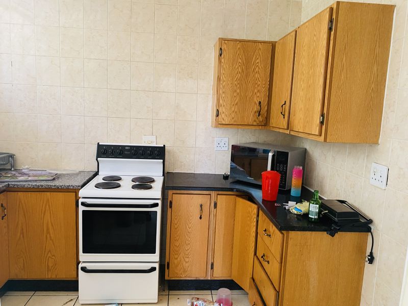 Spacious 3-Bedroom Flat on Second Floor - Photo 4
