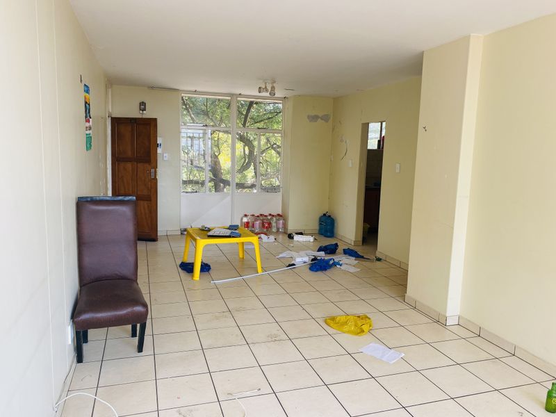 Spacious 3-Bedroom Flat on Second Floor - Photo 3