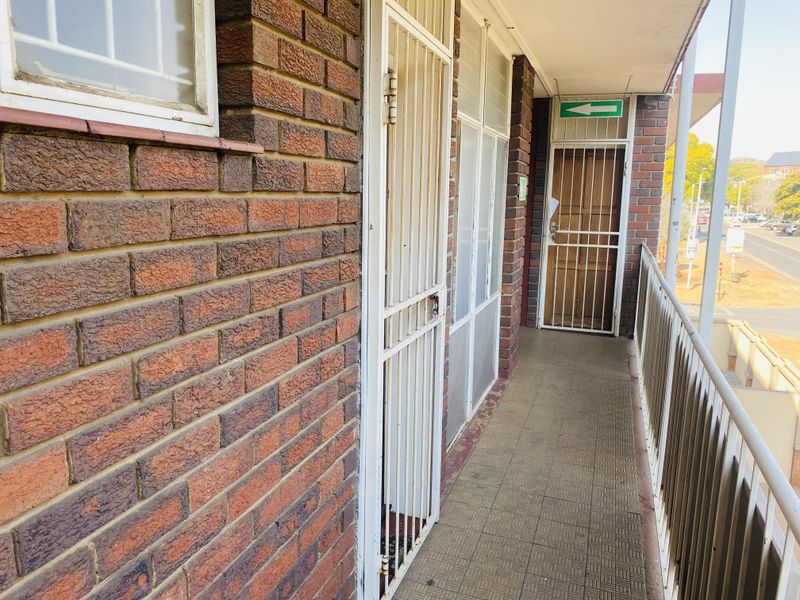 Spacious 3-Bedroom Flat on Second Floor - Photo 1