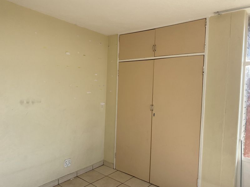Spacious 3-Bedroom Flat on Second Floor - Photo 10