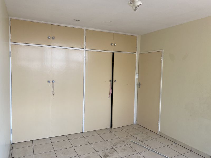Spacious 3-Bedroom Flat on Second Floor - Photo 9