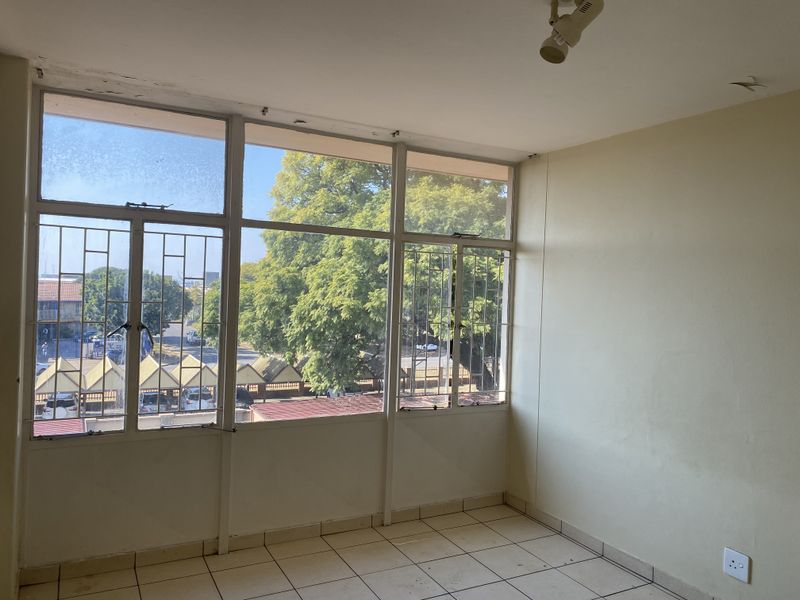 Spacious 3-Bedroom Flat on Second Floor - Photo 8