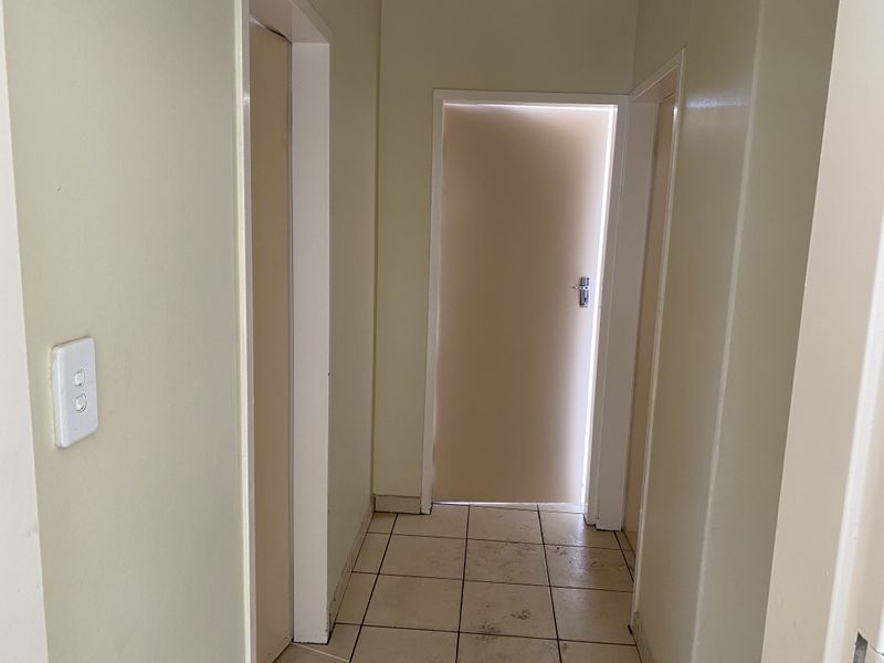 Spacious 3-Bedroom Flat on Second Floor - Photo 7
