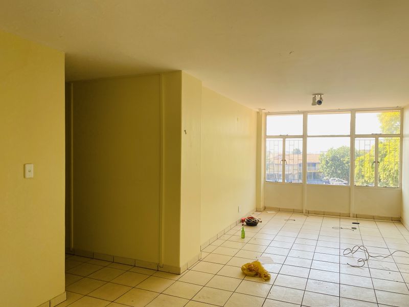 Spacious 3-Bedroom Flat on Second Floor - Photo 2