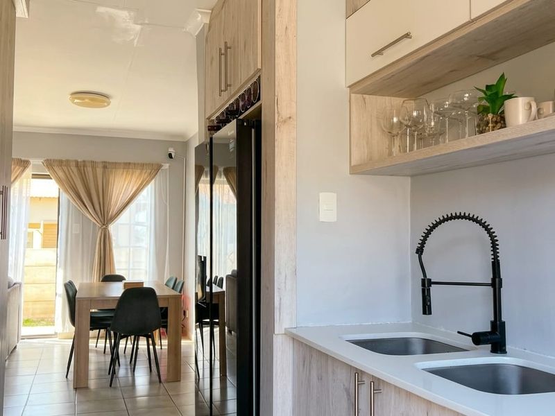 Spacious Modern Living Meets Outdoor Freedom in Waterkloof Hills Estate - Photo 3