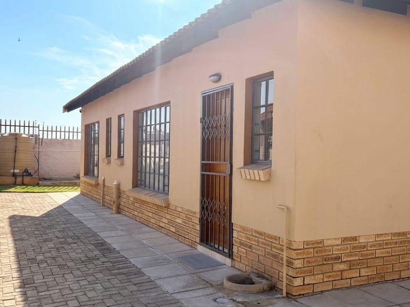 Spacious Modern Living Meets Outdoor Freedom in Waterkloof Hills Estate - Photo 2