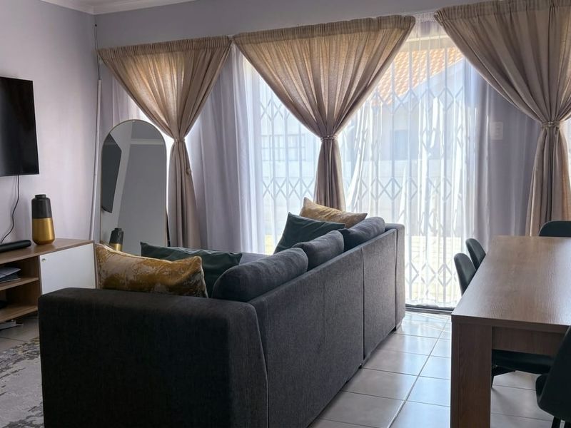 Spacious Modern Living Meets Outdoor Freedom in Waterkloof Hills Estate - Photo 5