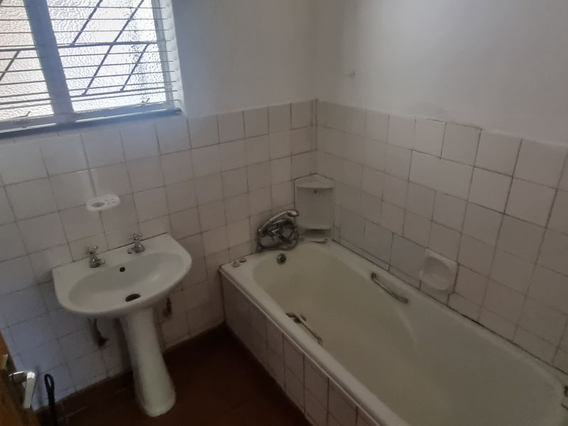 Charming Family Home with Bonus Income Potential: 3 Bedroom House + 1 Bedroom Flatlet! - Photo 8