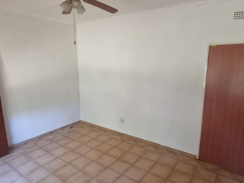 Charming Family Home with Bonus Income Potential: 3 Bedroom House + 1 Bedroom Flatlet! - Photo 7