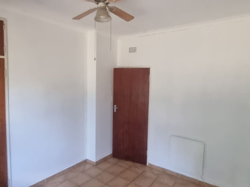 Charming Family Home with Bonus Income Potential: 3 Bedroom House + 1 Bedroom Flatlet! - Photo 6