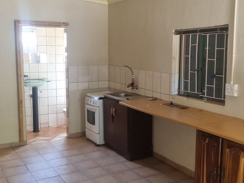 Charming Family Home with Bonus Income Potential: 3 Bedroom House + 1 Bedroom Flatlet! - Photo 10