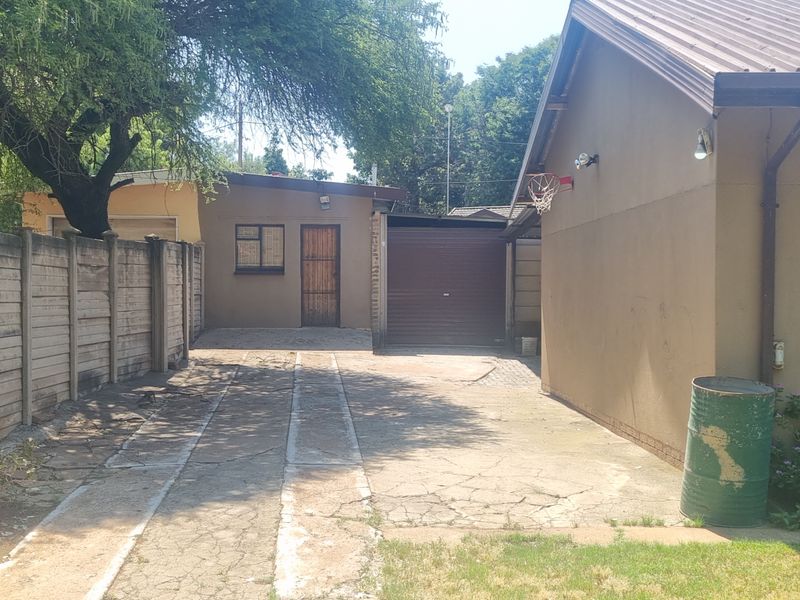 Charming Family Home with Bonus Income Potential: 3 Bedroom House + 1 Bedroom Flatlet! - Photo 2