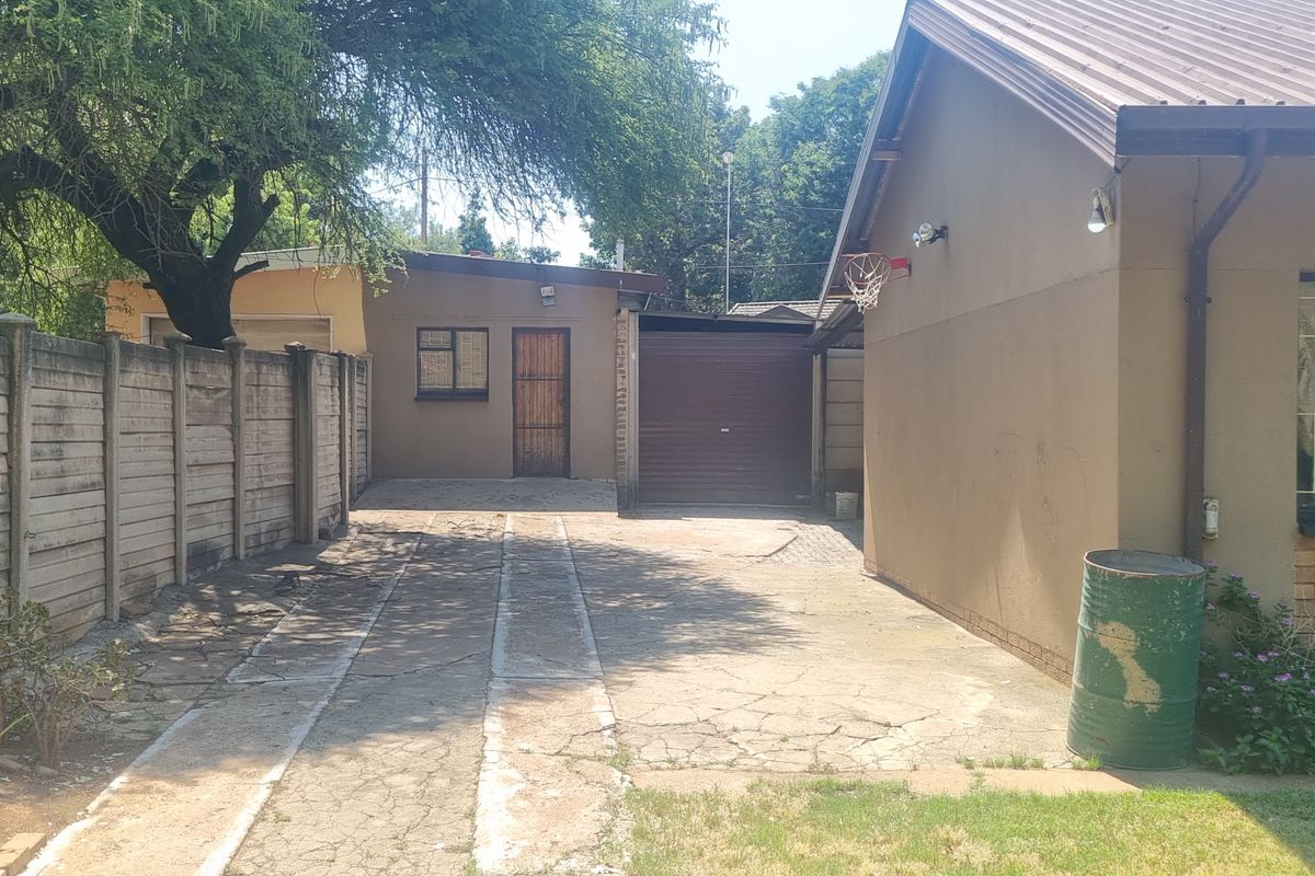 Charming Family Home with Bonus Income Potential: 3 Bedroom House + 1 Bedroom Flatlet! - Photo 2