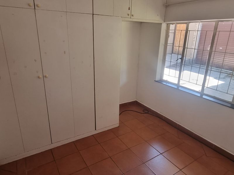 Charming Family Home with Bonus Income Potential: 3 Bedroom House + 1 Bedroom Flatlet! - Photo 5