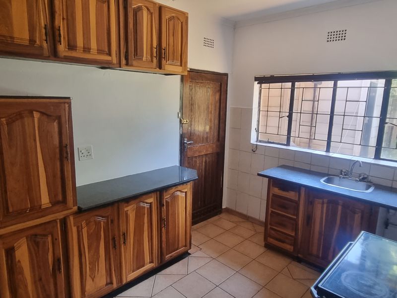 Charming Family Home with Bonus Income Potential: 3 Bedroom House + 1 Bedroom Flatlet! - Photo 4