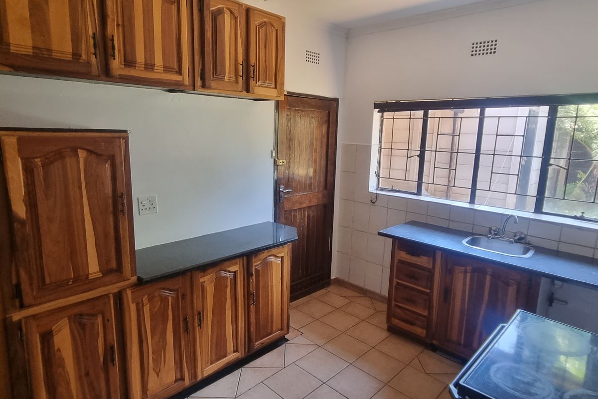 Charming Family Home with Bonus Income Potential: 3 Bedroom House + 1 Bedroom Flatlet! - Photo 4