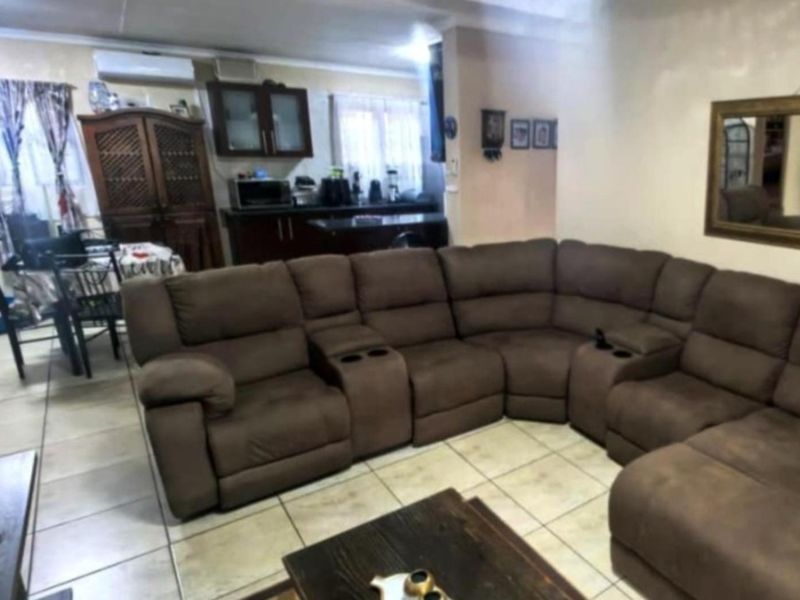 MAKE YOURSELF AT HOME IN THIS BEAUTIFULLY MAINTAINED TOWNHOUSE! - Photo 5