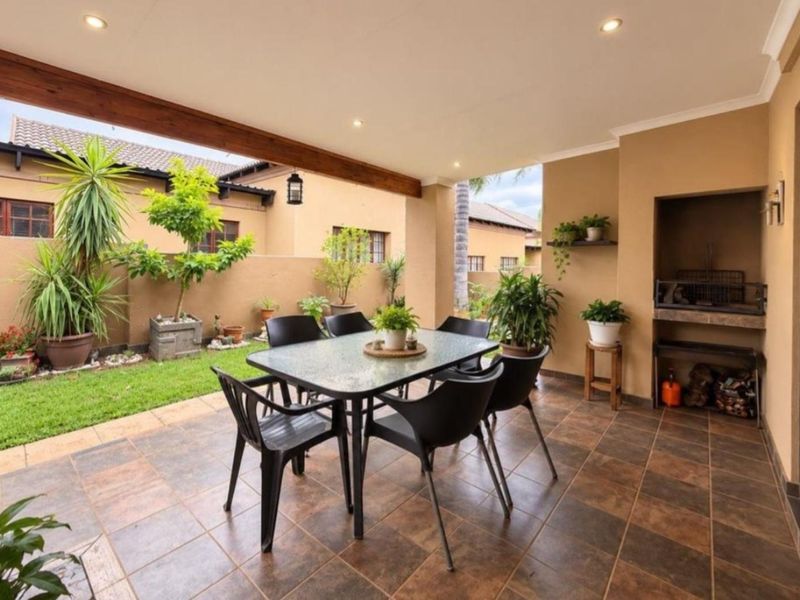 MAKE YOURSELF AT HOME IN THIS BEAUTIFULLY MAINTAINED TOWNHOUSE! - Photo 4