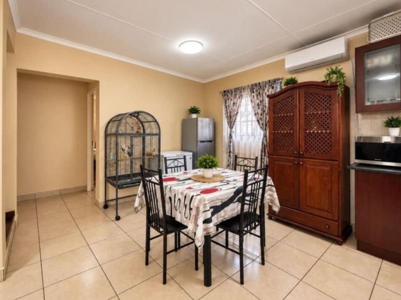 MAKE YOURSELF AT HOME IN THIS BEAUTIFULLY MAINTAINED TOWNHOUSE! - Photo 7