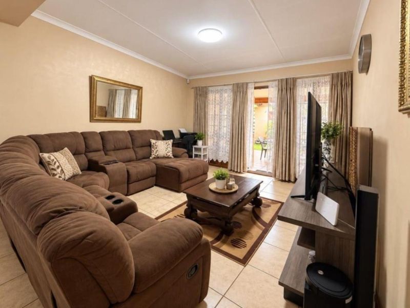 MAKE YOURSELF AT HOME IN THIS BEAUTIFULLY MAINTAINED TOWNHOUSE! - Photo 3