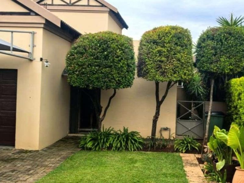 MAKE YOURSELF AT HOME IN THIS BEAUTIFULLY MAINTAINED TOWNHOUSE! - Photo 2