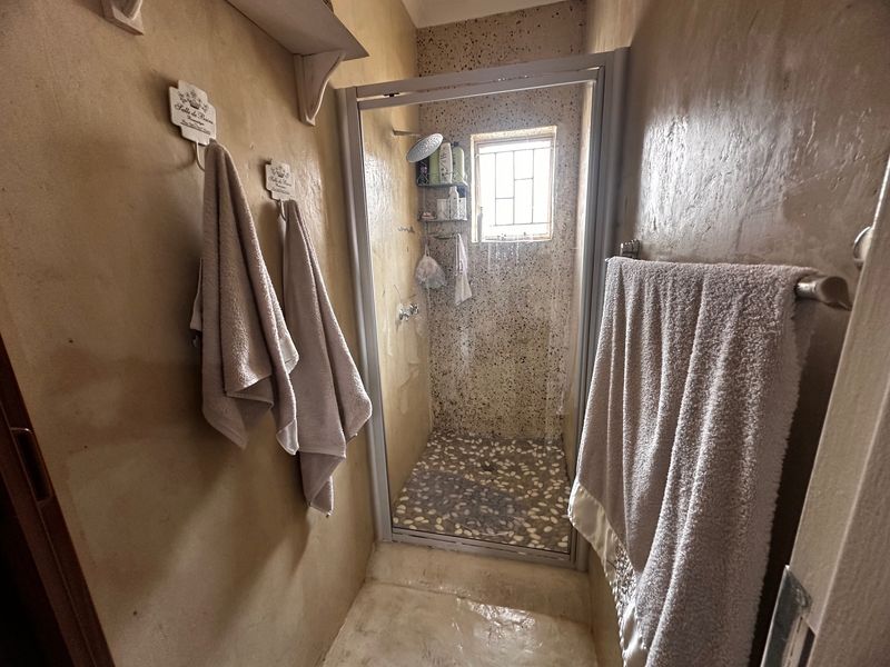 Cosy lock up and go unit in Rustenburg - Photo 8