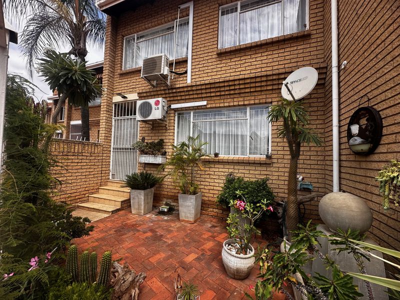 Cosy lock up and go unit in Rustenburg - Photo 1
