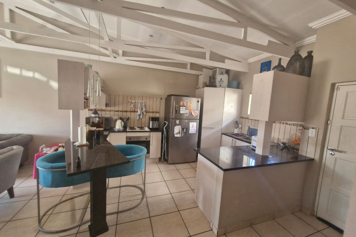 Townhouse Rental Monthly In Rustenburg - Photo 3