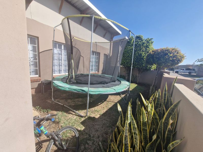 Townhouse Rental Monthly In Rustenburg - Photo 4
