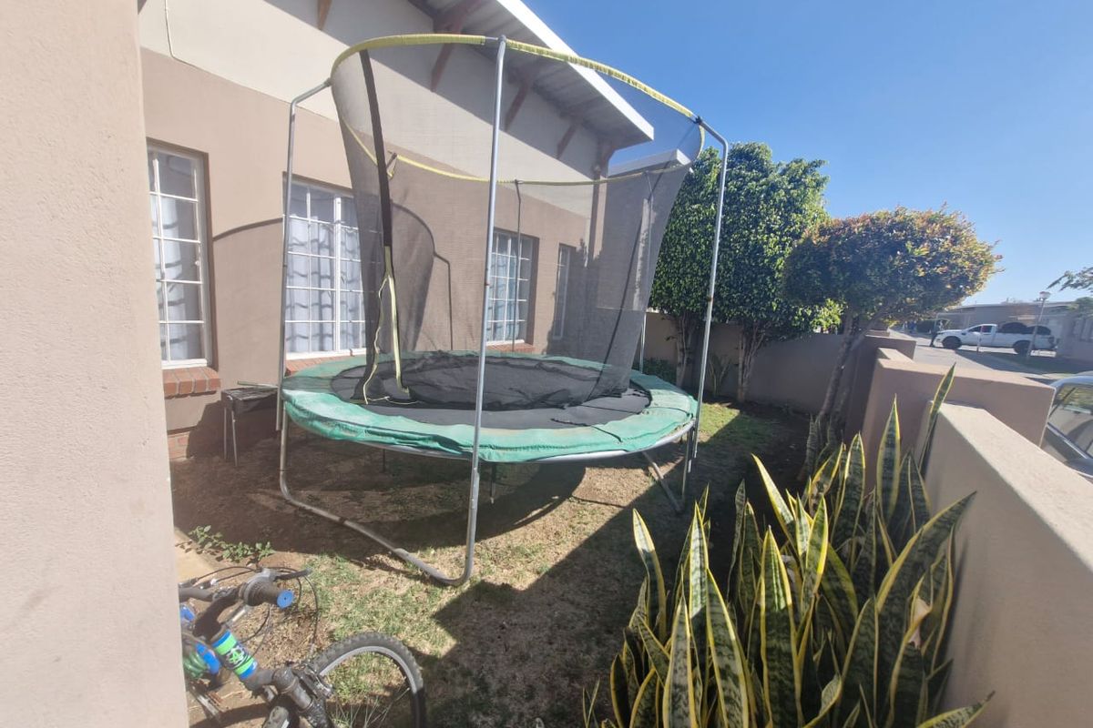 Townhouse Rental Monthly In Rustenburg - Photo 4