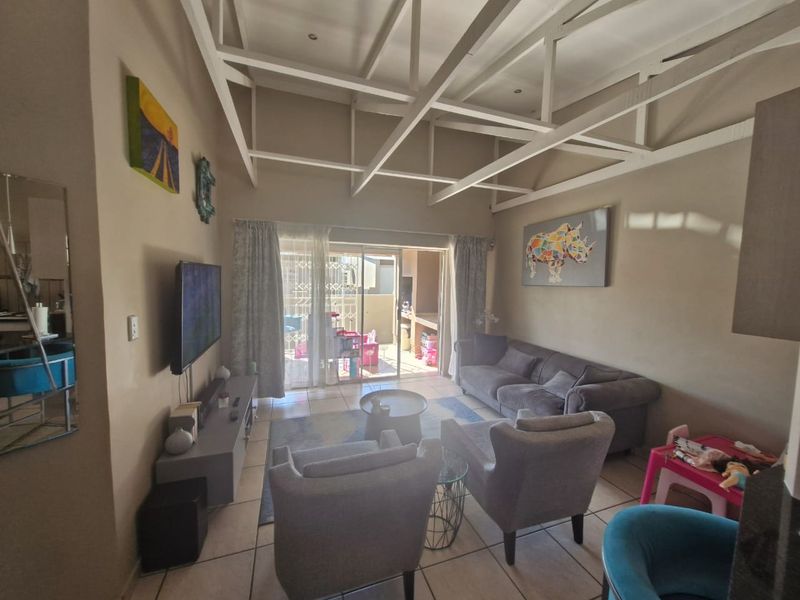 Townhouse Rental Monthly In Rustenburg - Photo 2