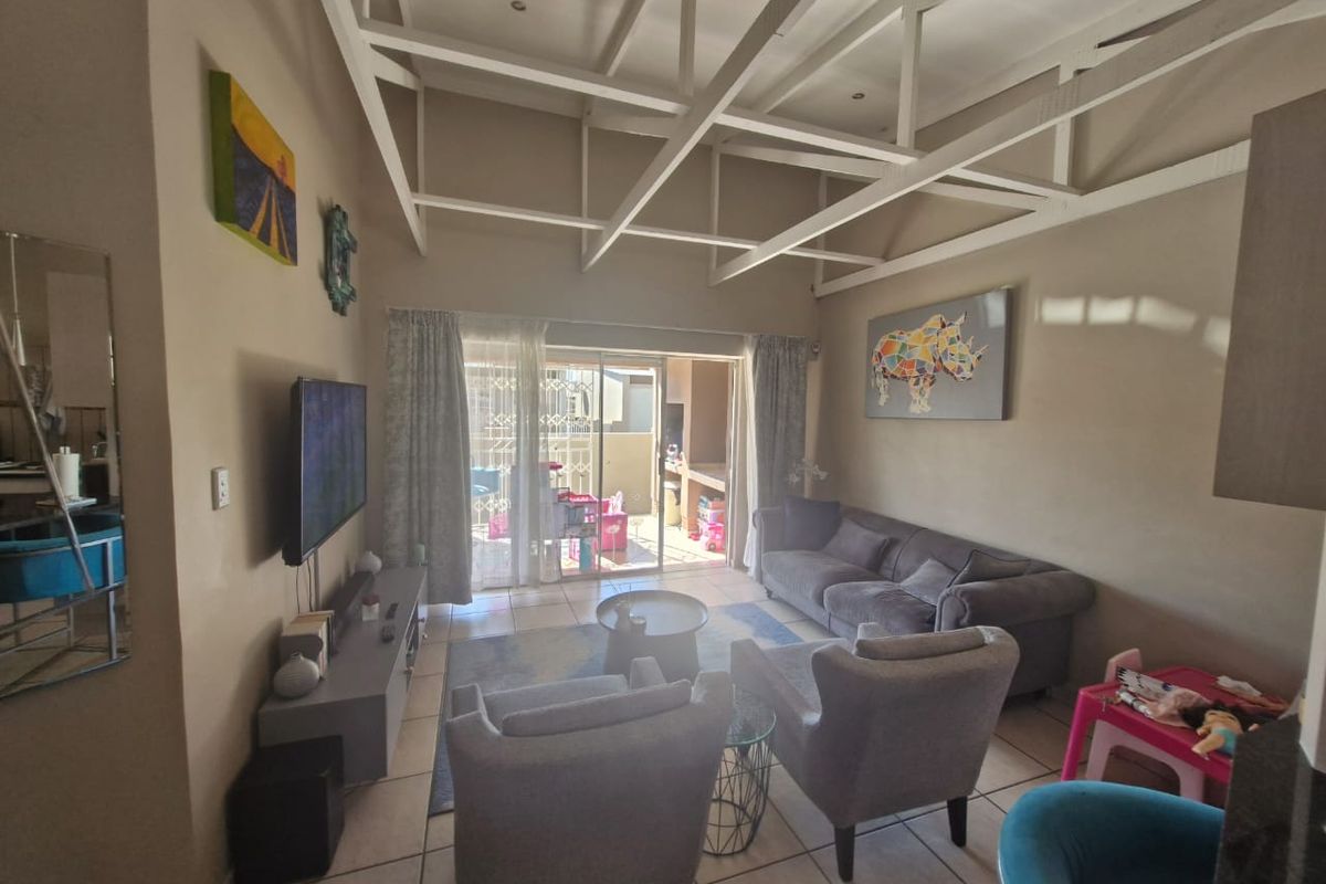 Townhouse Rental Monthly In Rustenburg - Photo 2