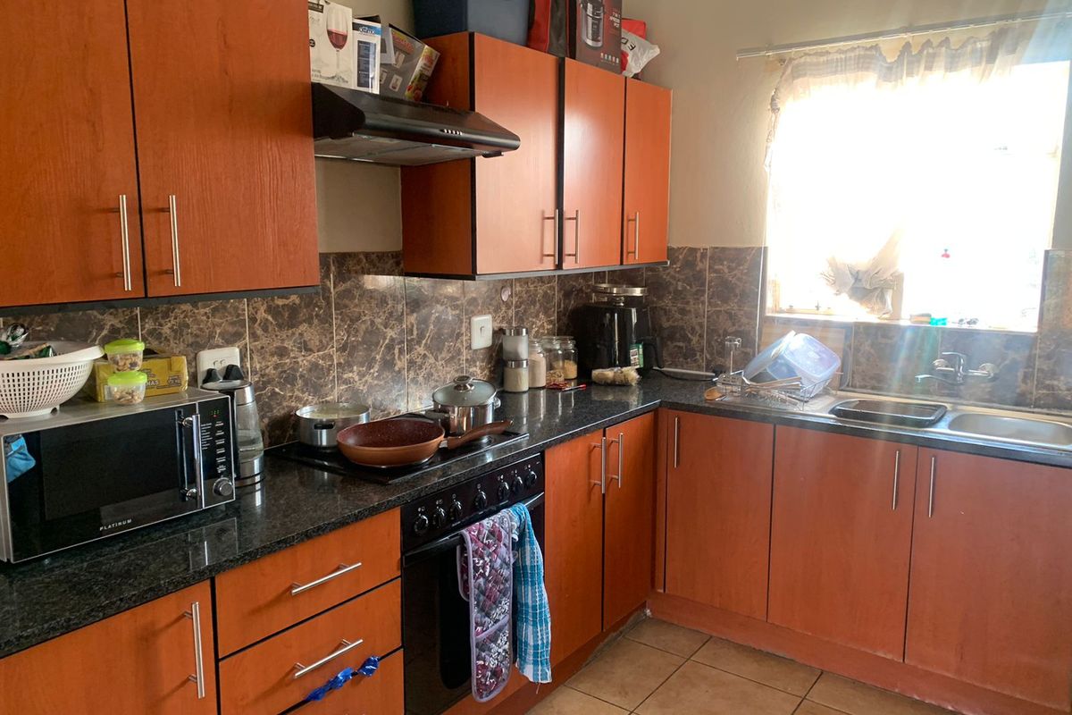 Top unit at Woodridge park up for rental!! - Photo 3