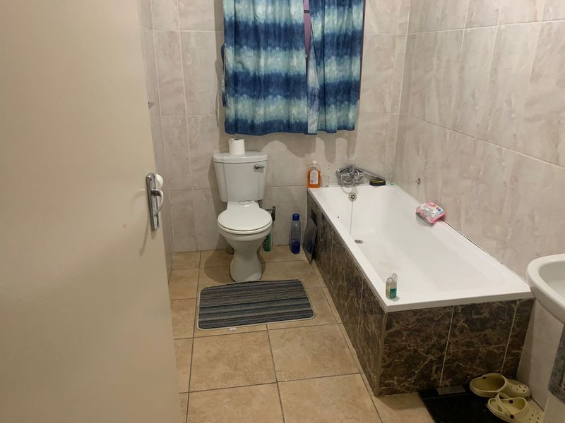 Top unit at Woodridge park up for rental!! - Photo 8