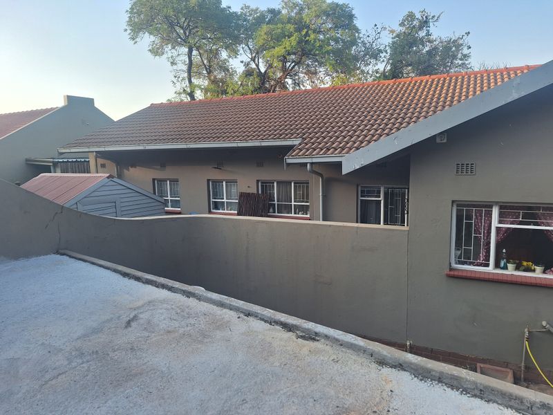 Family home with potential - Photo 8