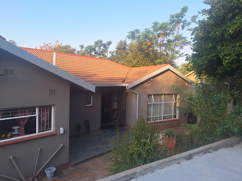 Family home with potential - Photo 9