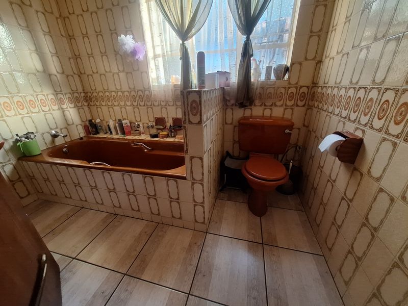 Family home with potential - Photo 6