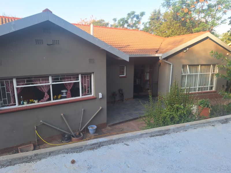 Family home with potential - Photo 3