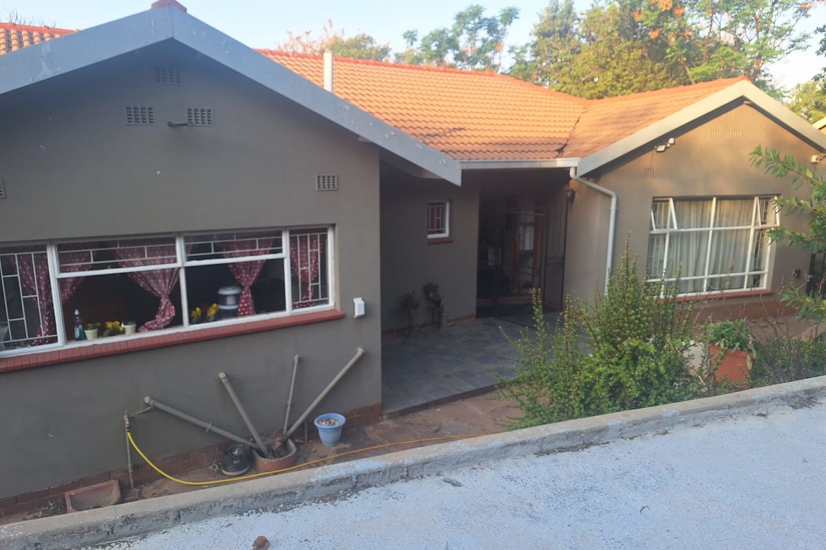 Family home with potential - Photo 3